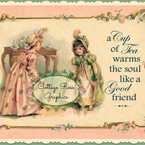 Pode incluir: Uma ilustração vintage de duas meninas em vestidos, uma servindo chá, com o texto "a Cup of Tea warms the soul like a Good friend" e as palavras "Cottage Rose Graphics" em uma moldura decorativa.