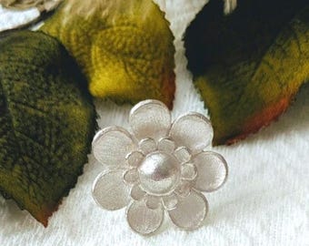 Anel artesanal em prata fina escovada com flor R040