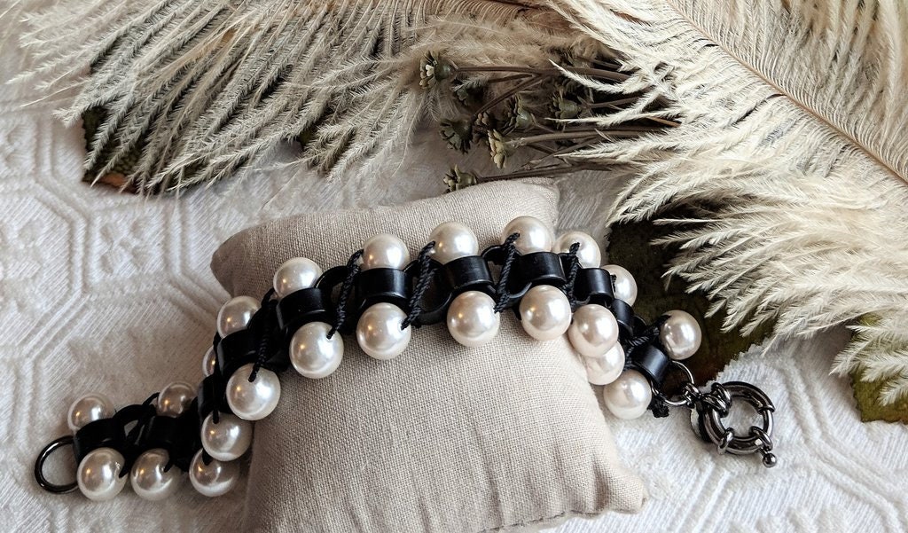 Bracelet pearls glass and metal vintage