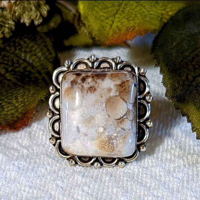 Pode incluir: Um conjunto de tr&ecirc;s canecas de cer&acirc;mica com acabamento fosco e salpicado. As canecas s&atilde;o em tons de creme, cinza claro e cinza escuro. Cada caneca tem um design simples e minimalista e uma al&ccedil;a arredondada.