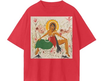 Op de afbeelding: Rood t-shirt met een levendige, artistieke print. De afbeelding toont een vrouw met een halo, omringd door bloemmotieven en figuren. De tekst "O direito de nascer" is zichtbaar. Het shirt is een casual kledingstuk.