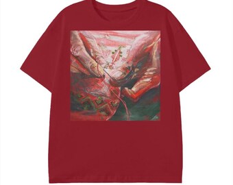 Op de afbeelding: Een bordeauxrood t-shirt met een kleurrijk abstract schilderij op de voorkant. Het kunstwerk toont handen die met draad en stof werken, met rode, roze en groene tinten. Het shirt heeft korte mouwen en een ronde hals.