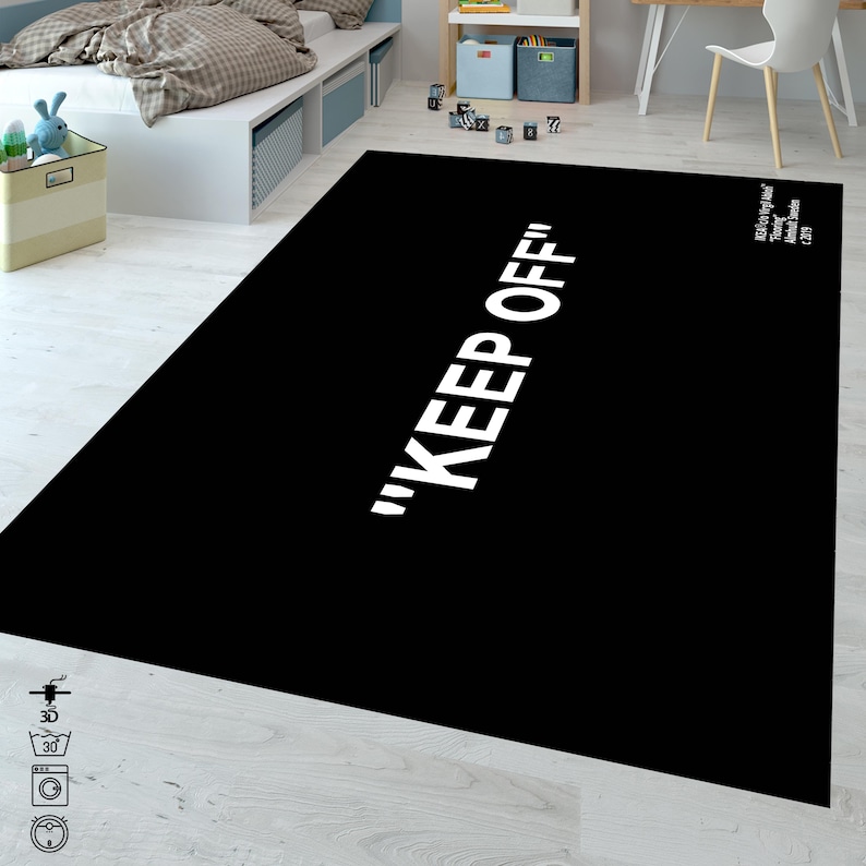 Puede incluir: Alfombra negra y blanca con el texto "KEEP OFF" impreso en blanco. La alfombra est&aacute; hecha de un material suave y duradero y es perfecta para &aacute;reas de mucho tr&aacute;fico.