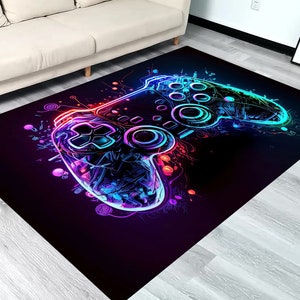 Puede incluir: Una alfombra negra con un diseño de mando de videojuego de color neón. El mando está contorneado en rosa, azul y verde.