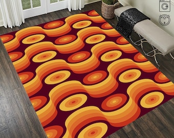 Könnte beinhalten: Ein Teppich im Retro-Stil mit einem sich wiederholenden Muster aus orangefarbenen, gelben und roten konzentrischen Kreisen auf einem burgunderroten Hintergrund.