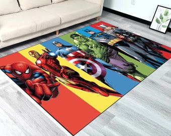 Puede incluir: Una alfombra colorida con un grupo de superhéroes, incluyendo Spider-Man, Iron Man, Capitán América, Hulk, Batman y Thor. La alfombra tiene una combinación de colores rojo, amarillo, azul y verde.