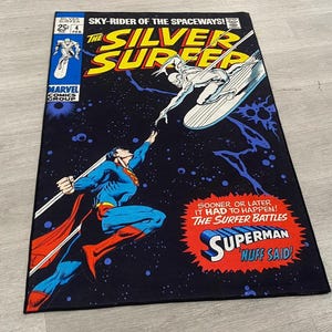 Zilveren stripboektapijt Surfer: retro cartoontapijt