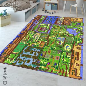 Könnte beinhalten: Rechteckiger Teppich mit detailliertem Kartendesign in Grün, Blau, Braun und Gelb. Der Teppich hat eine pixelige, von Videospielen inspirierte Ästhetik, geeignet für ein Kinder- oder Spielzimmer. Maße in Zentimetern.