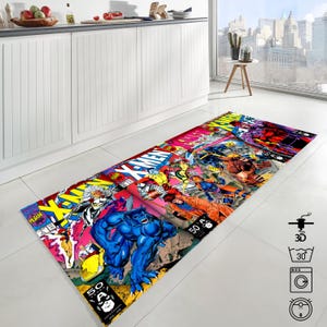 Op de afbeelding: Een rechthoekig vloerkleed met een stripboekcover-ontwerp met de titel "X-MEN". Het kleed toont kleurrijke illustraties van superhelden en schurken. Een blauwhuidig personage staat op de voorgrond. Machinewasbaar.