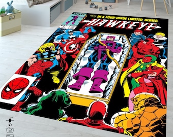 Puede incluir: Una alfombra rectangular con un gráfico colorido de una portada de cómic de Marvel Hawkeye. El diseño muestra varios superhéroes rodeando un panel central de Hawkeye en un ataúd, con el texto "IN A FOUR-ISSUE LIMITED SERIES HAWKEYE".