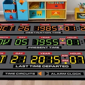 Puede incluir: Una alfombra gris y negra con un diseño de reloj digital. El reloj muestra la fecha y la hora en un estilo futurista. El texto en la alfombra dice "Time Circuits", "Alarm Clock", "Destination Time", "Present Time" y "Last Time Departed".
