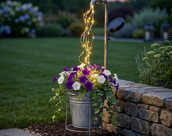 Annaffiatoio solare rustico da giardino con paletto in ferro e luci LED decorative integrate, ideale per esterni.