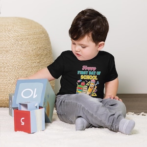 Glücklicher erster Schultag Shirt | Niedliche Buch Bleistift Apple Kleinkind Kurzarm T-Shirt