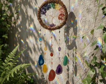 Dzwonek wietrzny Drzewo Życia Czakry z kolorowymi plasterkami agatu – łapacz słońca owinięty drutem miedzianym do ogrodu, patio lub dekoracji okna