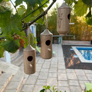 Casa de pájaros de madera hecha a mano