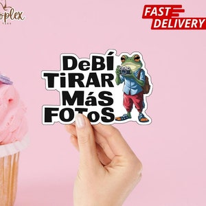 Debí Tirar Más Fotos Aufkleber, Aufkleber Geschenkidee für lateinische Musikliebhaber, lustiges Abziehbild für Frosch Meme Liebhaber