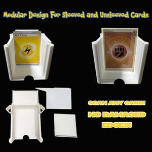 K&ouml;nnte beinhalten: Wei&szlig;er Plastikkartenhalter f&uuml;r Karten mit und ohne Schutzh&uuml;lle. Der Halter hat ein modulares Design mit abnehmbarem Ober- und Unterteil. Der Text "SCAN ANY CARD! NO DAMAGED EDGES!" ist in Gelb auf schwarzem Hintergrund gedruckt.