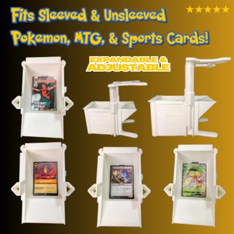K&ouml;nnte beinhalten: Wei&szlig;er Plastikkartenhalter mit verstellbarem, erweiterbarem Design. Er ist mit verschiedenen Sammelkarten best&uuml;ckt, darunter Pok&eacute;mon-, MTG- und Sportkarten. Der Text auf dem Halter lautet "Expandable & Adjustable".