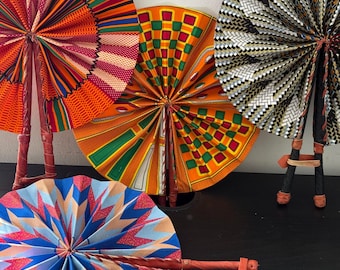 Abanico de tela Kente hecho a mano: diseño africano vibrante
