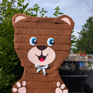 Bear piñata. Beautiful little bear piñata for kids. Pinata game. Piñata osito