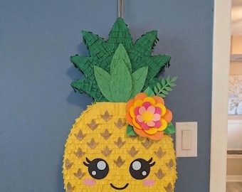 Piñata z ananasem: Letnia impreza. Gra urodzinowa dla dzieci z truskawkami. Piñata z owocami