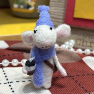 Souris en feutre faite main buvant du lait et portant un cartable, décorations de table en feutre, jouet en feutre, cadeaux pour enfants, jouet pour bébé, laine feutrée à l'aiguille