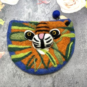 Bolsa pequena de feltro de tigre feita à mão / Bolsa de feltro de lã com zíper / Bolsa de feltro / Carteira de feltro para mulher / Carteira para ela / Presente para ela / Bolsa Hamdmade