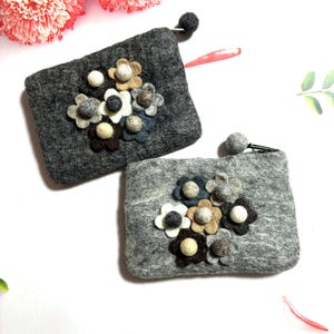 Monedero pequeño de fieltro con flores tridimensionales hecho a mano / Bolsa con cremallera de fieltro de lana / Monedero de fieltro / Billetera de fieltro para mujer / Billetera para ella / Regalo para ella