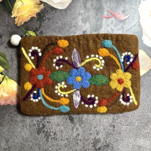 Bolsa pequena de feltro com flores de videira feitas à mão / Bolsa de feltro de lã com zíper / Bolsa de feltro / Carteira de feltro para mulher / Carteira para ela / Presente para ela