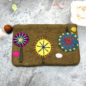 Bolsa pequena de feltro de moinho de vento feita à mão / Bolsa de feltro de lã com zíper / Bolsa de feltro / Carteira de feltro para mulher / Carteira para ela / Presente para ela