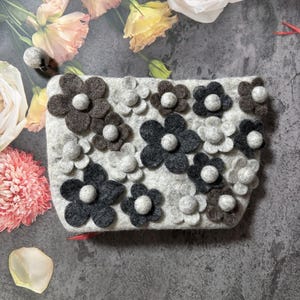 Monedero pequeño de fieltro con flores hecho a mano / Bolsa con cremallera de fieltro de lana / Monedero de fieltro / Billetera de fieltro para mujer / Billetera para ella / Bolso hecho a mano / Regalo para ella