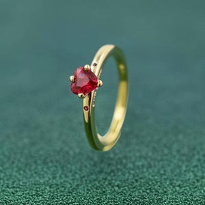 Anello con cuore rosso scintillante placcato oro 14k: regalo di gioielli alla moda