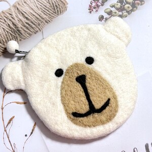 Petit sac à main en feutre d'ours blanc fait main / pochette à fermeture éclair en feutre de laine / sac à main en feutre / portefeuille pour femme en feutre / portefeuille pour elle / sac en feutre / cadeau pour elle