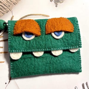 Groene krokodil vilten kleine portemonnee / wolvilt zakje met rits / vilten portemonnee / vilten damesportemonnee / portemonnee voor haar /vilten tas / cadeau voor haar