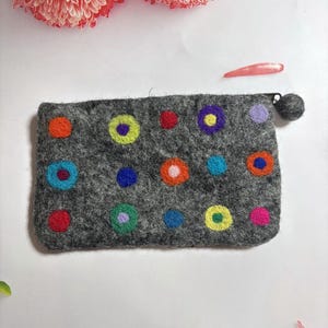 Monedero pequeño de fieltro hecho a mano con círculos de colores / Bolsa con cremallera de fieltro de lana / Monedero de fieltro / Billetera de fieltro para mujer / Billetera para ella / Bolso de fieltro / Regalo para ella