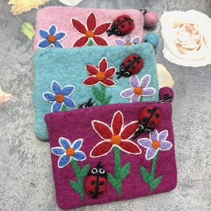 Monedero pequeño de fieltro con flores y mariquitas hecho a mano / Estuche con cremallera de fieltro de lana / Monedero de fieltro / Billetera de fieltro para mujer / Billetera para ella / Regalo para ella