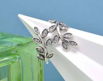 Ring i sterlingsilver med glittrande löv: Statement-smycken i kubisk zirkonia