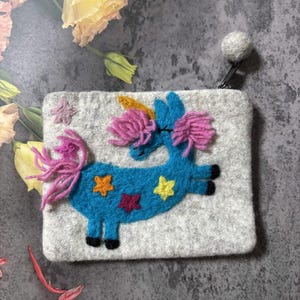 Bolsa pequena de feltro de unicórnio feita à mão / Bolsa de feltro de lã com zíper / Bolsa de feltro / Carteira de feltro para mulher / Carteira para ela / Bolsa feita à mão / Presente para ela