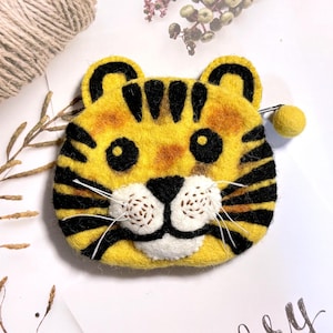 Petit sac à main en feutre fait main tête de tigre / pochette à fermeture éclair en feutre de laine / sac à main en feutre / portefeuille pour femme en feutre / portefeuille pour elle / sac en feutre / cadeau pour elle
