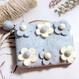 Bolsa pequena de feltro com flores brancas azuis / Bolsa de feltro de lã com zíper / Bolsa de feltro / Carteira de feltro para mulher / Carteira para ela / Bolsa de feltro / Presente para ela