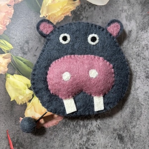 Bolsa pequena de feltro de hipopótamo feita à mão / Bolsa de feltro de lã com zíper / Bolsa de feltro / Carteira de feltro para mulher / Carteira para ela / Bolsa de feltro / Presente para ela