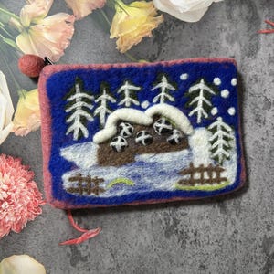 Bolsa pequena de feltro coberta de neve feita à mão / Bolsa de feltro de lã com zíper / Bolsa de feltro / Carteira de feltro para mulher / Carteira para ela / Bolsa feita à mão