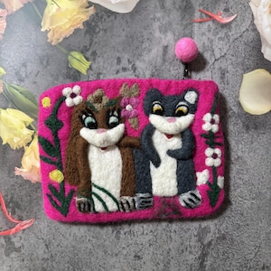 Bolsa pequena de feltro feita à mão Two Raccoons / Bolsa de feltro de lã com zíper / Bolsa de feltro / Carteira de feltro para mulher / Carteira para ela / Bolsa de feltro