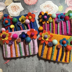 Bolsa pequena de feltro com girassóis de jardim 3D feita à mão / Bolsa de feltro de lã com zíper / Bolsa de feltro / Carteira de feltro para mulher / Carteira para ela / Bolsa feita à mão