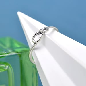 Anillo de nudo infinito de plata de ley