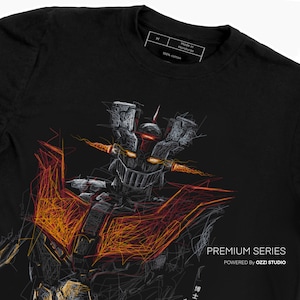 Puede incluir: Camiseta negra con una ilustración de línea blanca de un robot con acentos rojos y amarillos. El texto "PREMIUM SERIES" y "POWERED by OZZI STUDIO" está impreso en la esquina inferior derecha de la camiseta.