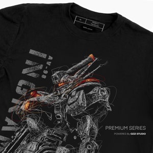 Könnte beinhalten: Schwarzes T-Shirt mit einer weißen Linienzeichnung eines Roboters mit dem Text "AV-98 INGRA" auf der Vorderseite. Der Text "PREMIUM SERIES POWERED BY OZZI STUDIO" befindet sich am unteren Rand des Shirts.