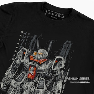 Puede incluir: Camiseta negra con un dibujo de línea blanca de un robot con acentos rojos y naranjas. El texto "インベーダー" está escrito en japonés en la camiseta. El texto "PREMIUM SERIES POWERED BY OZZI STUDIO" está en la parte inferior de la camiseta.