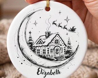 Adorno navideño personalizado, luna creciente, escena de cabaña invernal con trineo de Papá Noel (nombre opcional)