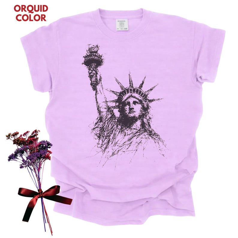 Statue of Liberty graphic t-shirt featuring a patriotic vintage-style New York design, perfect for American pride and freedom lovers.
